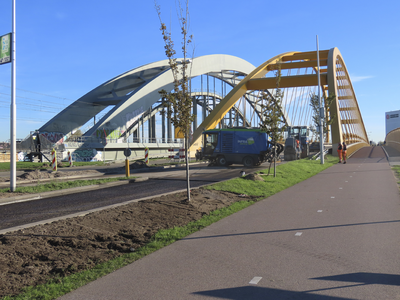 902742 Afbeelding van de asfalteringswerkzaamheden op één rijbaan van de Hogeweidebrug ('Gele brug') over het ...